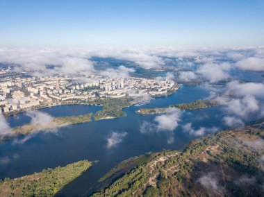 Kiev 'de sonbahar bulutları üzerinde uçuyor. Güneşli sabah.