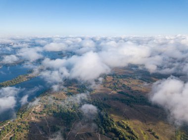 Kiev 'de sonbahar bulutları üzerinde uçuyor. Güneşli sabah.
