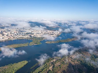 Kiev 'de sonbahar bulutları üzerinde uçuyor. Güneşli sabah.