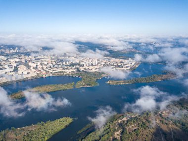 Kiev 'de sonbahar bulutları üzerinde uçuyor. Güneşli sabah.