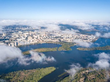 Kiev 'de sonbahar bulutları üzerinde uçuyor. Güneşli sabah.