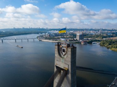 Hava aracı görüntüsü. Kiev 'deki Kuzey Köprüsü' nde Ukrayna bayrağı.