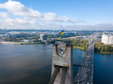 Hava aracı görüntüsü. Kiev 'deki Kuzey Köprüsü' nde Ukrayna bayrağı.