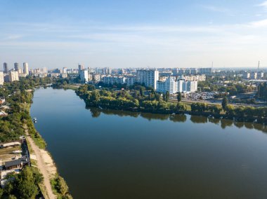 Hava aracı görüntüsü. Kiev 'deki şehir gölü.