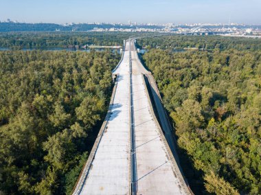 Hava aracı görüntüsü. Kiev 'deki köprü inşaatı.