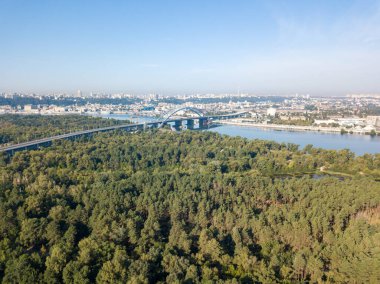 Kiev 'deki Dinyeper Nehri' nin havadan görünüşü.