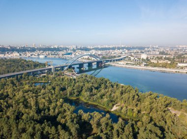 Kiev 'deki Dinyeper Nehri' nin havadan görünüşü.