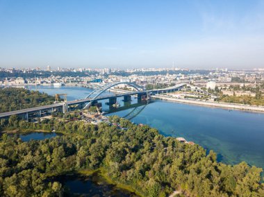 Kiev 'deki Dinyeper Nehri' nin havadan görünüşü.
