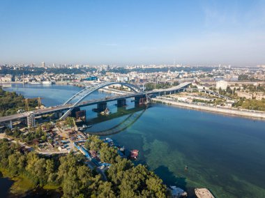 Hava aracı görüntüsü. Kiev 'de Dinyeper Nehri üzerinde inşa halinde olan kablo destekli bir köprü..
