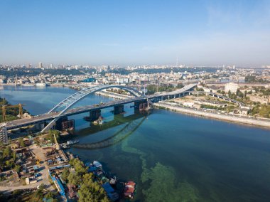 Hava aracı görüntüsü. Kiev 'de Dinyeper Nehri üzerinde inşa halinde olan kablo destekli bir köprü..
