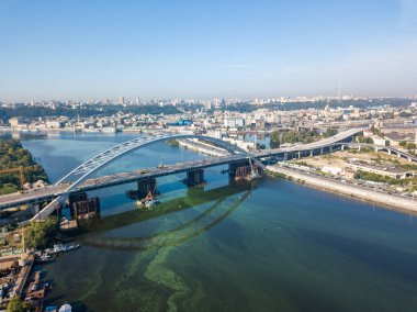 Hava aracı görüntüsü. Kiev 'de Dinyeper Nehri üzerinde inşa halinde olan kablo destekli bir köprü..
