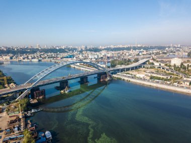 Hava aracı görüntüsü. Kiev 'de Dinyeper Nehri üzerinde inşa halinde olan kablo destekli bir köprü..