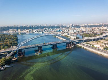 Hava aracı görüntüsü. Kiev 'de Dinyeper Nehri üzerinde inşa halinde olan kablo destekli bir köprü..