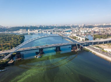 Hava aracı görüntüsü. Kiev 'de Dinyeper Nehri üzerinde inşa halinde olan kablo destekli bir köprü..