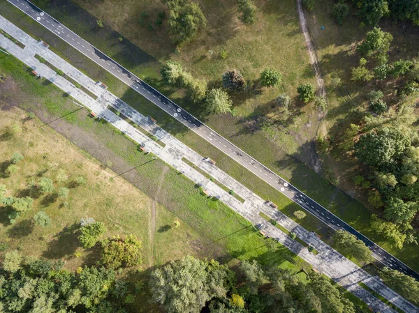 Hava aracı görüntüsü. Parkta döngü yolu.