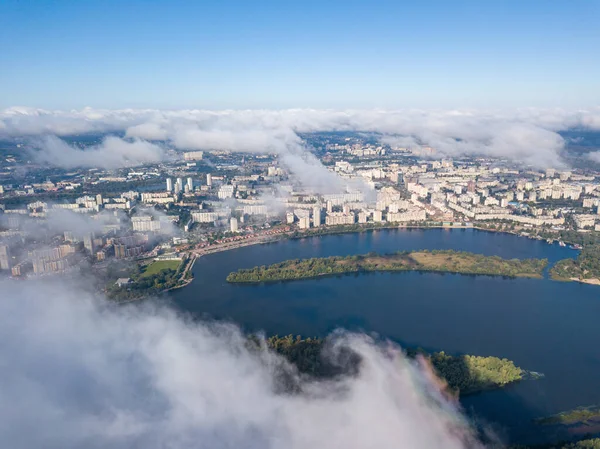 Kiev 'de sonbahar bulutları üzerinde uçuyor. Güneşli sabah.