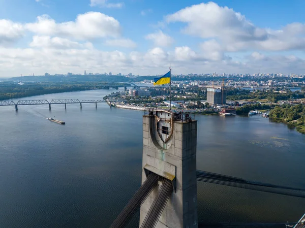 Hava aracı görüntüsü. Kiev 'deki Kuzey Köprüsü' nde Ukrayna bayrağı.