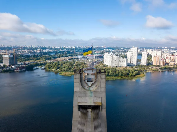 Hava Aracı Görüntüsü Kiev Deki Kuzey Köprüsü Nde Ukrayna Bayrağı — Stok fotoğraf