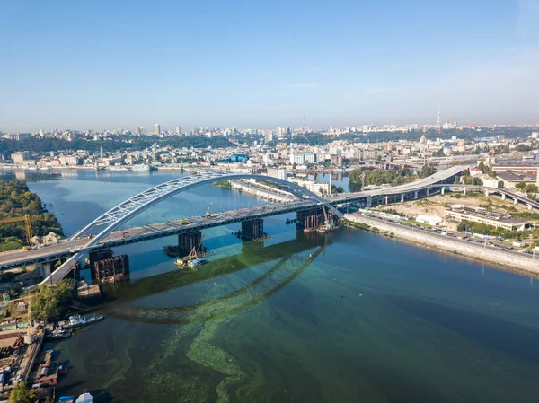 Hava aracı görüntüsü. Kiev 'de Dinyeper Nehri üzerinde inşa halinde olan kablo destekli bir köprü..
