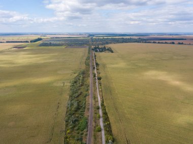 Hava aracı görüntüsü. Tarım alanlarından geçen demiryolu.