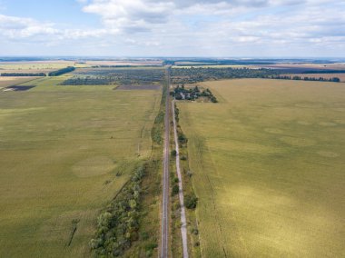 Hava aracı görüntüsü. Tarım alanlarından geçen demiryolu.