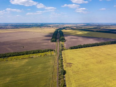 Hava aracı görüntüsü. Tarım alanlarından geçen demiryolu.