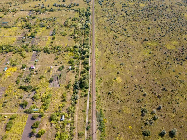 Veduta Aerea Del Drone Ferrovia Attraverso Prato Con Cespugli Rari — Foto Stock