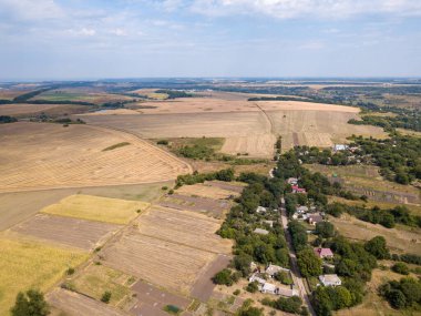 Hava aracı görüntüsü. Ukrayna 'da sonbahar tarım alanları.