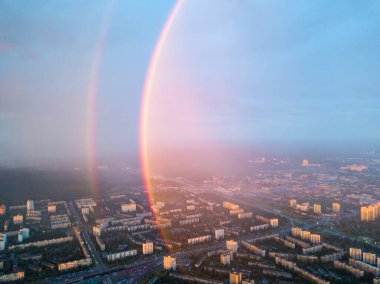 Hava aracı görüntüsü. Kiev şehrinde yağmurlu bir akşamda çift gökkuşağı.