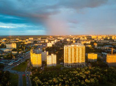 Hava aracı görüntüsü. Kiev şehrine yağmur yağıyor.
