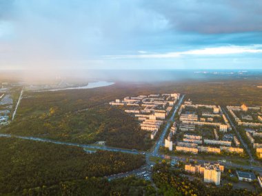 Hava aracı görüntüsü. Kiev şehrine yağmur yağıyor.