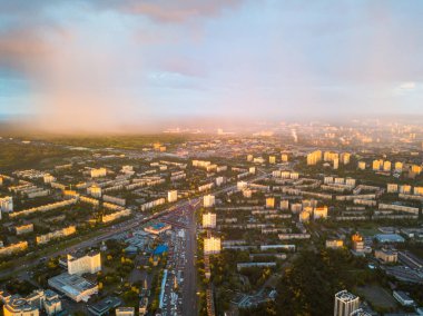 Hava aracı görüntüsü. Kiev şehrine yağmur yağıyor.