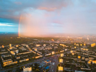 Kiev şehrinde gökkuşağı ve yağmur. Hava aracı görünümü.