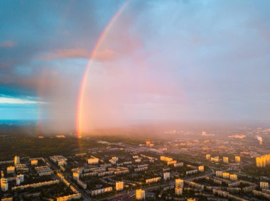 Hava aracı görüntüsü. Kiev şehrinde yağmurlu bir akşamda çift gökkuşağı.