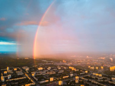 Hava aracı görüntüsü. Kiev şehrinde yağmurlu bir akşamda çift gökkuşağı.
