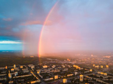 Hava aracı görüntüsü. Kiev şehrinde yağmurlu bir akşamda çift gökkuşağı.