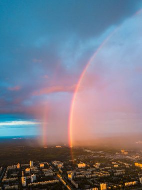 Hava aracı görüntüsü. Kiev şehrinde yağmurlu bir akşamda çift gökkuşağı.