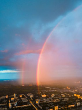 Hava aracı görüntüsü. Kiev şehrinde yağmurlu bir akşamda çift gökkuşağı.