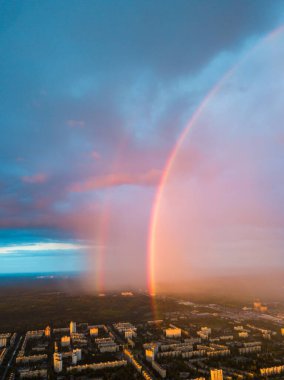 Hava aracı görüntüsü. Kiev şehrinde yağmurlu bir akşamda çift gökkuşağı.