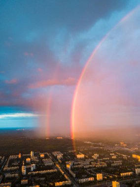 Hava aracı görüntüsü. Kiev şehrinde yağmurlu bir akşamda çift gökkuşağı.