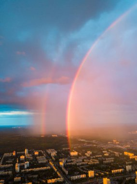 Hava aracı görüntüsü. Kiev şehrinde yağmurlu bir akşamda çift gökkuşağı.