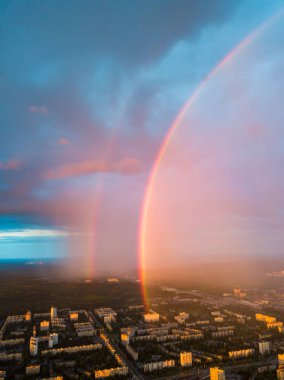 Hava aracı görüntüsü. Kiev şehrinde yağmurlu bir akşamda çift gökkuşağı.