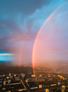 Hava aracı görüntüsü. Kiev şehrinde yağmurlu bir akşamda çift gökkuşağı.