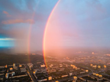 Hava aracı görüntüsü. Kiev şehrinde yağmurlu bir akşamda çift gökkuşağı.