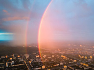 Hava aracı görüntüsü. Kiev şehrinde yağmurlu bir akşamda çift gökkuşağı.