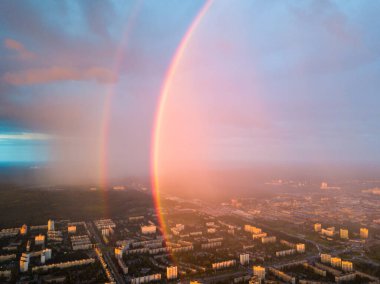 Hava aracı görüntüsü. Kiev şehrinde yağmurlu bir akşamda çift gökkuşağı.