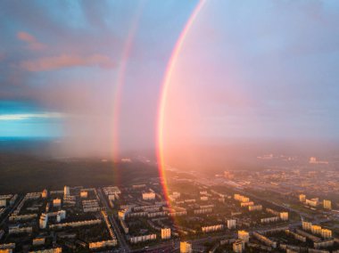Hava aracı görüntüsü. Kiev şehrinde yağmurlu bir akşamda çift gökkuşağı.