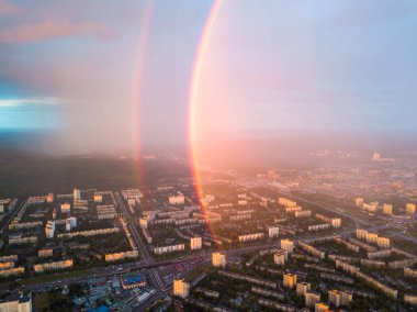 Hava aracı görüntüsü. Kiev şehrinde yağmurlu bir akşamda çift gökkuşağı.