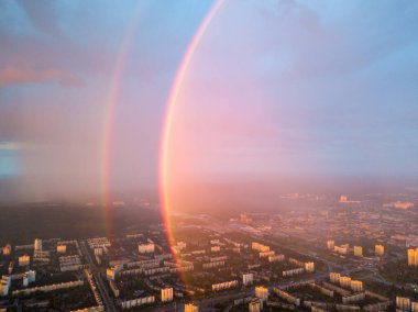 Hava aracı görüntüsü. Kiev şehrinde yağmurlu bir akşamda çift gökkuşağı.
