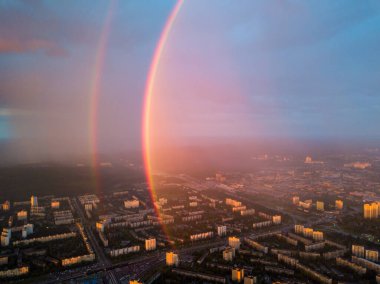 Hava aracı görüntüsü. Kiev şehrinde yağmurlu bir akşamda çift gökkuşağı.